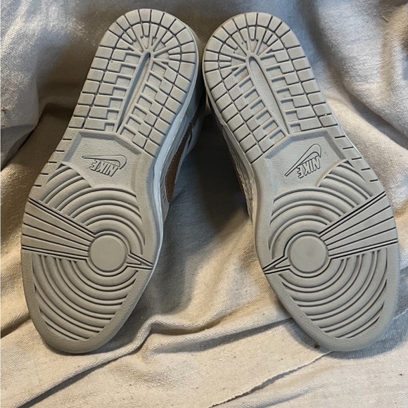 Nike Hi Dunk
Sky Hi Light Bone Metallic Red Bronze (Women's SZ 7) - Picture 8 of 12